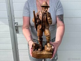 Myslivec s jezevčíkem dřevěná socha dřevořezba