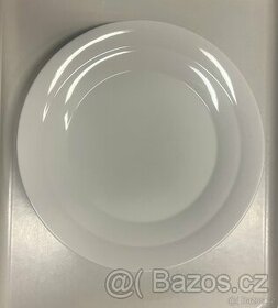 Bílý porcelánový talíř