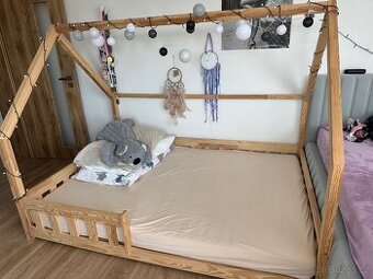Prodám domečkovou postel 200x140 s matraci a roštem