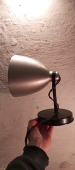 Decentní lampa