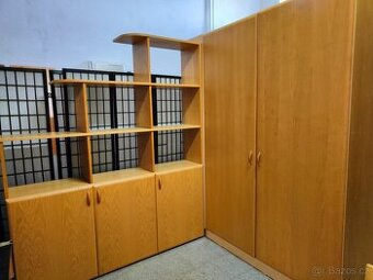 Šatní skříň do rohu s regály a skříňkami
