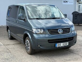Volkswagen Multivan 2.5 TDI (2009) – 7 míst, spaní.