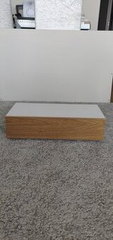 Závěsný noční stolek