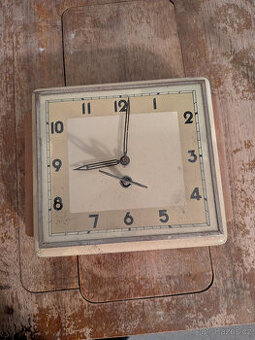 Nastenne mechanicke natahovaci hodiny Prim Chronotechna