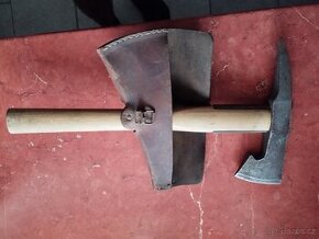 Stará hasičská sekera v koženém pouzdře