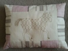 Polštářek s vyšitým koněm - 1