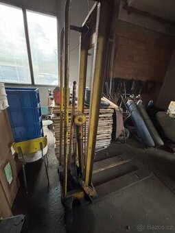 Vysokozdvižný ruční paleťák na opravu