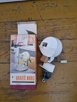 retro kráječ nudlí