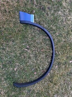 Vw touareg 7p přední pravý lem blatníku