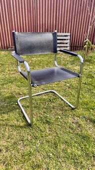 Chromovaná židle funkcionalismus