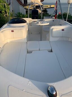 Motorový člun loď