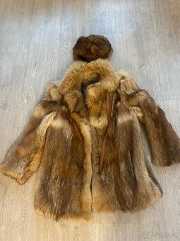 Luxusní pravý kožich s čepicí (tzv korejský pes - mývalovec)