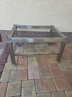 Podstavec pod výrobník ledu nebo myčku