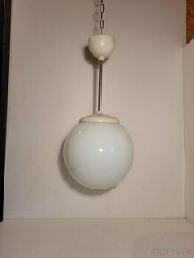funkcionalistický bílý bakelitový lustr, opálová koule 25 cm