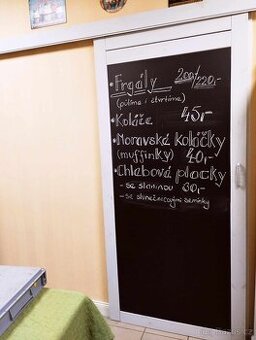 posuvné dveře s tabulí