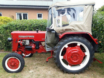 Veteránský traktor IHC D320 Farmall