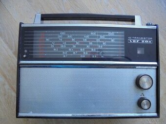 staré těžké sovětské rádio VEF 204