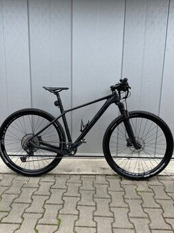 carbonové horské kolo KELLYS hacker 50