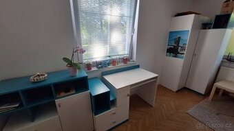Komoda, psací stůl, rohová skříň.