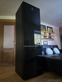 Exkluzívní černá skleněná lednice Electrolux - na opravu
