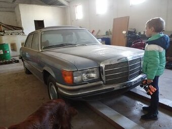 Mercedes 280SEL W116 bílý velur