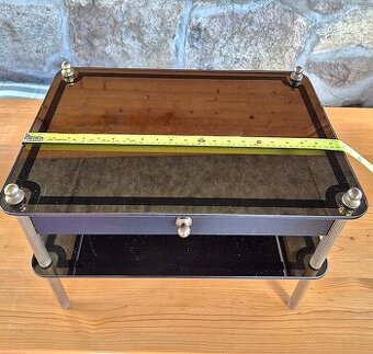 Skleněný dvoupatrový stolek