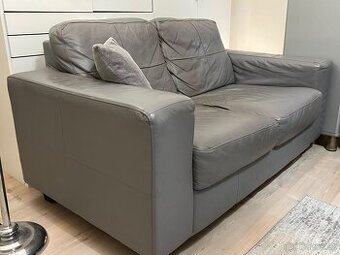 IKEA SKOGABY – kožená 2-místná sedačka, šedá