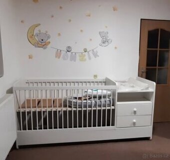 Postýlka s komodou a přebalovacím pultem