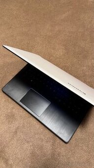 Bílý notebook Lenovo Yoga