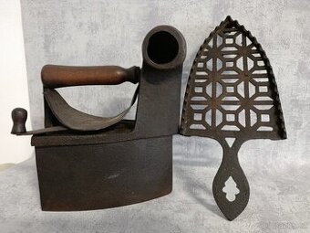 Značená německá velmi stará komínová žehlička (2x svastika)