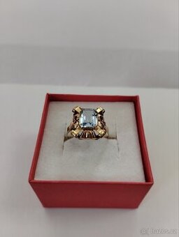 Zlatý prsten s modrým kamenem