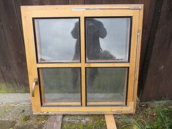 Dřevěné okno 88/88 cm, zdvojené.