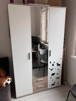 Šatní skříň - bílá se zrcadlem