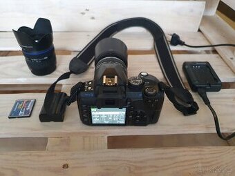 Olympus E-520, dva objektivy, dvě baterie, batoh, karty.