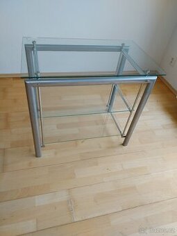 Skleněný TV stolek