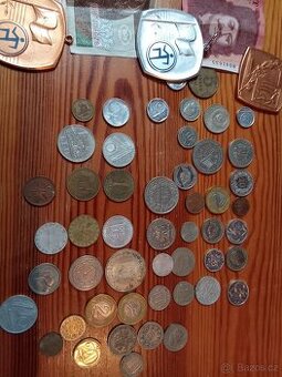 Mince, plakety, bankovky.