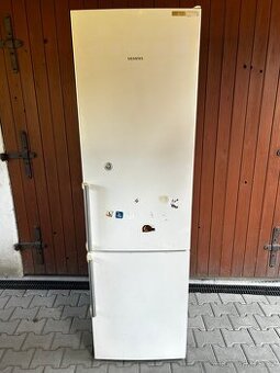 Velká lednička s mrazákem dole Siemens