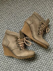 Kožené kotníkové boty na klínku, vel. 36, zn. SPM Shoes.
