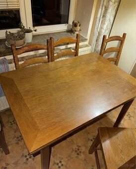 Rustikální jídelní stůl a židle z masivu