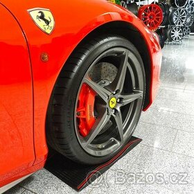 Autoboty gumové nájezdy proti deformaci pneu