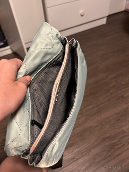 Kabelka vuch mintova barva