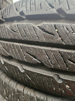 215/70R15C 109/107R  Uniroyal Rain Max