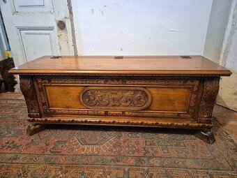 Stylová vyřezávaná truhla