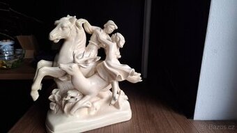 Socha/sousoší muž na koni a dívka na jelenovi