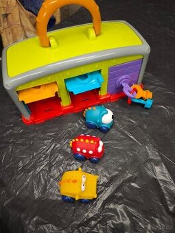 Různé výukové a interaktivní hračky, kostky, garáž, puzzle