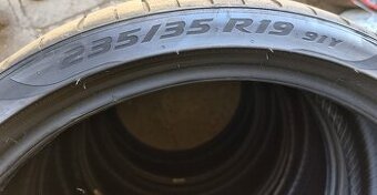 Pirelli P ZERO 235/35 R19