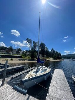 Plachetnice Dehler 22 + motor Yamaha 8 HP – připravená na se