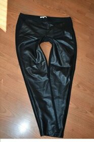 Moc pěkné kombinované černé kalhoty zn. C&A vel. 42