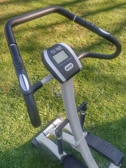 Stepper na cvičení.