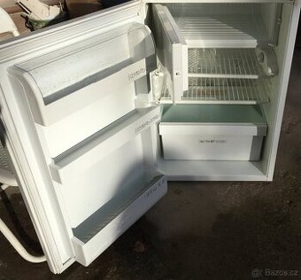 Málá lednice Zanussi s mrazákem